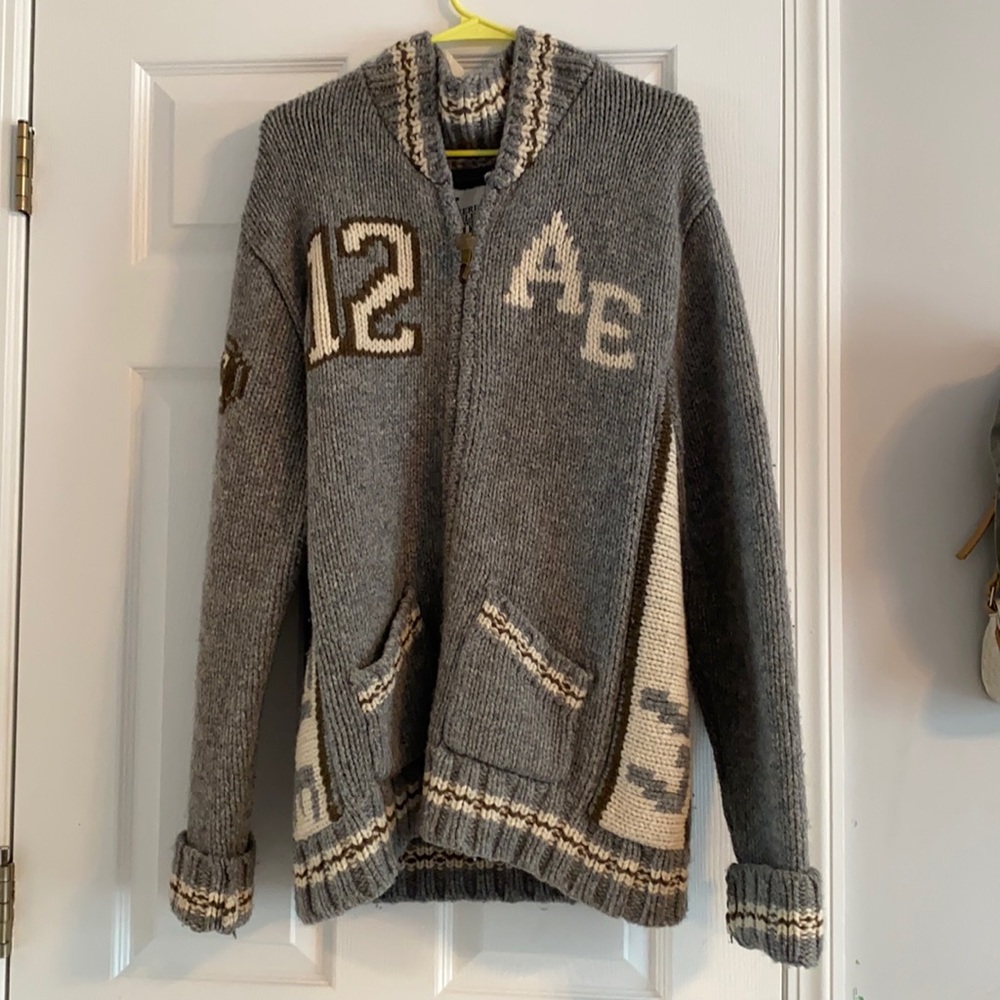 American Eagle Men’s sweater